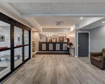Eastlake Suites Hotel & Conference Center By OYO Urbana - Urbana - Recepción