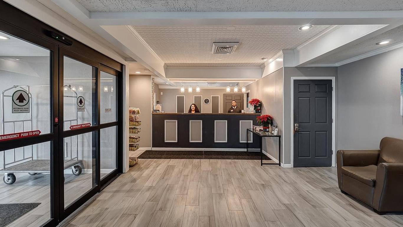 Eastlake Suites Hotel & Conference Center By OYO Urbana