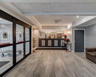 Eastlake Suites Hotel & Conference Center By OYO Urbana - Urbana - Recepce