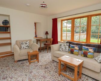 The Milk House, With A Garden In Fortrose - Fortrose - Wohnzimmer