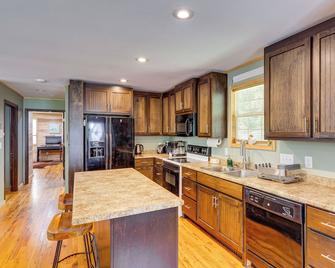 Peaceful Cabin at Lake Logan w/ Spacious Yard! - Ardmore - Cocina