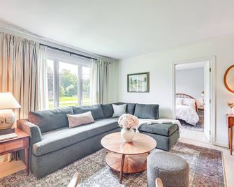 Family Getaway w/ Deck: 3 Mi to Lake Champlain - Colchester - Living room
