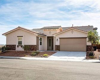 This beautiful 4 bedroom, plus casita home - Laughlin - Building