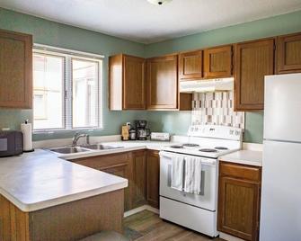 Cozy Twin Pines Apartment-Great Falls - Great Falls - Kitchen