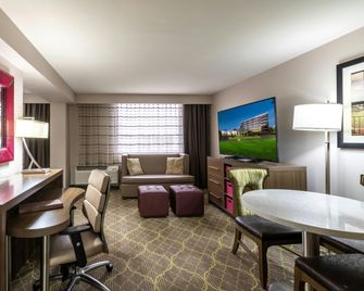 DoubleTree by Hilton Hotel Winston Salem - University - Winston-Salem - Obývací pokoj