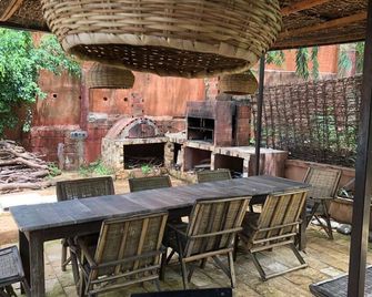 Waterfront house on the ocean, in a flowered setting with a swimming pool. - Toubab Dialaw - Patio