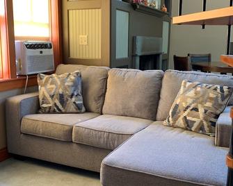 Cooperstown/Oneonta Getaway! Chalet- Old World Village - Maryland - Living room