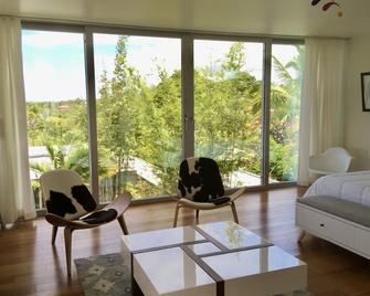 Lava Flow House Pool Ocean View Kehena Beach w A/C - Pahoa - Living room