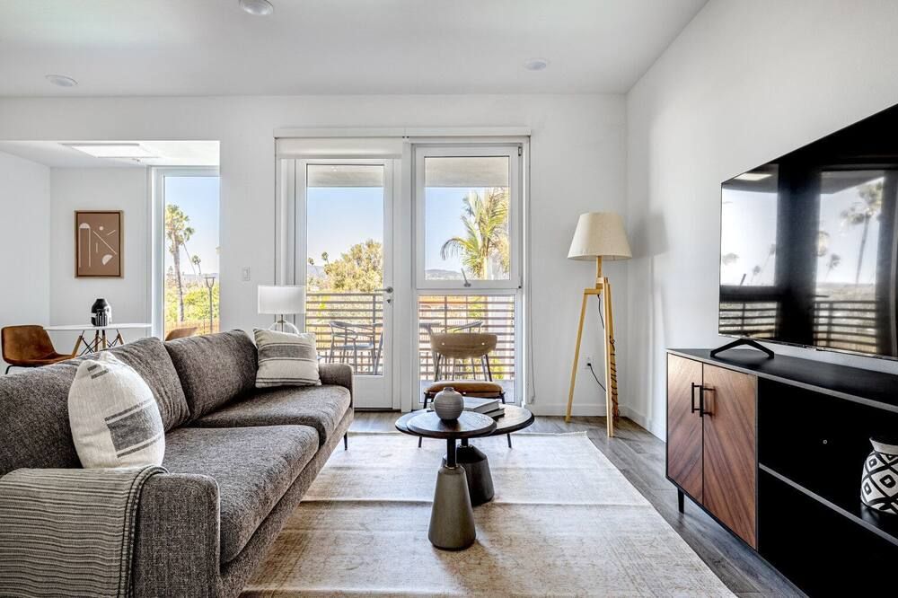 Ideal Brentwood 1BR w/ Pool, Gym, W/D, walk to bars, shops, by Blueground - לוס אנג'לס - סלון