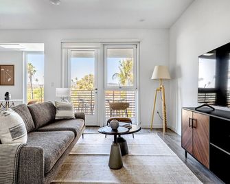 Ideal Brentwood 1BR w/ Pool, Gym, W/D, walk to bars, shops, by Blueground - לוס אנג'לס - סלון