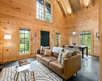 Cabin on the Ridge: The Sequel - Madison - Huiskamer