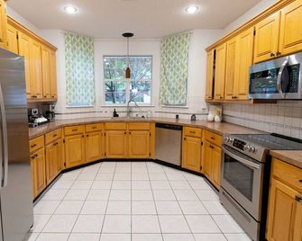 Heated Pool opens March 6 - Sleeps 12, Near UofA, - Springdale - Kitchen