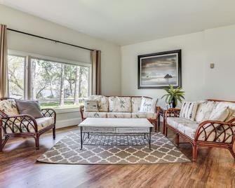 Lakeside Litchfield Home with Patio and Gas Grill! - Litchfield - Sala de estar