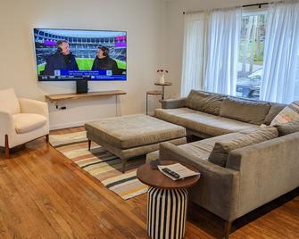 Cheerful 4-bedroom pool house in the North Fork near all - Wading River - Living room