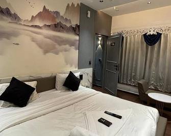 V Love Hotel - Surat - Bedroom