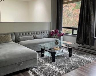 Remodeled, Spacious, Modern Retreat 5 Br, 3ba, 2kit - Shoreline - Phòng khách