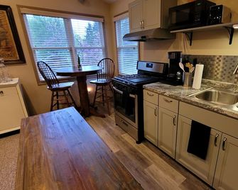 Quiet 1/1 in Historic Village of Milan, OH just minutes away from Cedar Point - Milan - Kuchyň