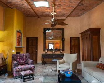 Casita on 1/2 acre of flora beauty. Two arms, , wifi, access to kitchen and TV - San Juan Cosalá - Sala de estar