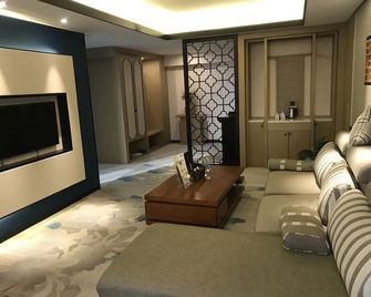 Metropolis Golf Hot Spring Hotel - Kunming - Living room