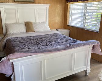Mountain View Cabins - Wrightwood - Bedroom