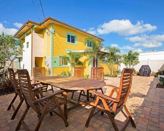 New Modern Designer 2br, 1ba Next To Intercoastal Access. Boat Parking Avail. - New Smyrna Beach - Patio