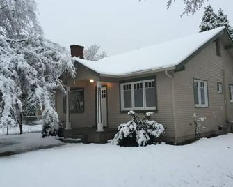 Adorable 2 bedroom 1 bath Craftsman Cottage in Downtown Grants Pass - Grants Pass - Building