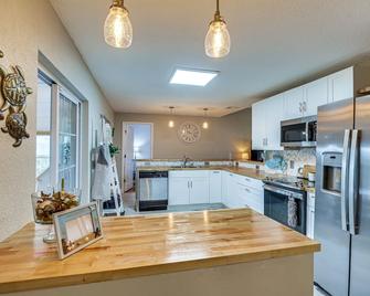 Lovely Merritt Island Home with Kayak and Fire Pit! - Merritt Island - Kitchen