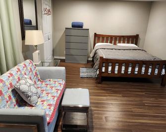 Pacho place- Self contained basement apartment. Close to all amenities and 401. - Cobourg - Bedroom