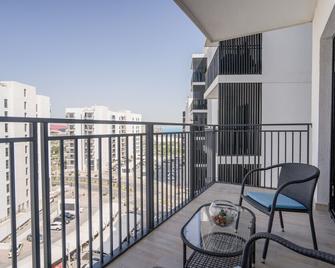 Nasma Luxury Stays - Waterfront Retreat With Balcony Near Theme Park - Abu Dhabi