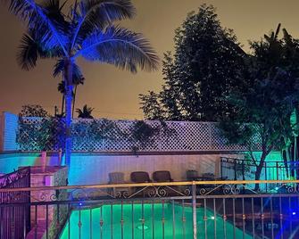 Gorgeous Guest House in the heart of Culver City+ Pool,Hot Tub, zip code 90230 - Culver City - Pool