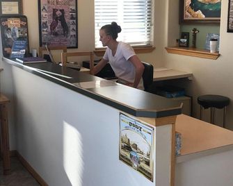 Green Gables Inn - Cody - Front desk