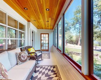 “Charming 4 Bedroom Lakefront Farmhouse: Breathtaking Views & Relaxing Retreat\' - Salisbury - Living room