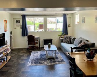 Vermillion Vacation: A Comfy Home Away From Home - Pet Friendly - Kanab - Living room