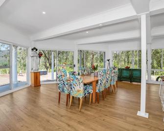 Stunning 'Chapel' in the bush with pool, pet friendly - St Albans - Comedor