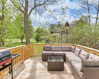 Walk to Downtown & Seneca Lake: Updated Retreat! - Geneva - Балкон