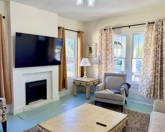 Charming In-town Bungalow - Marianna - Living room