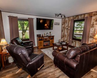 Cozy and Private Outdoor Retreat with a Luxury Cabin Located in Olney! - Olney - Obývací pokoj