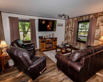 Rustic, Pet Friendly Cabin near East Fork Lake, Olney, Illinois - Olney - Sala de estar