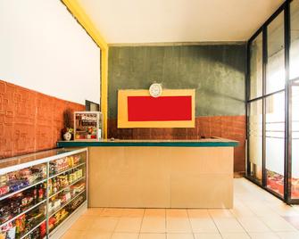 OYO 91855 Big Hotel Kendari - Kendari - Rezeption