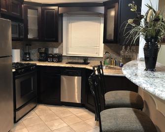 Modern Private Retreat Minutes From New York City - Bogota - Kitchen