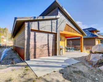 Fireplace & Deck: Modern Cabin in Grand Lake! - Grand Lake - Building