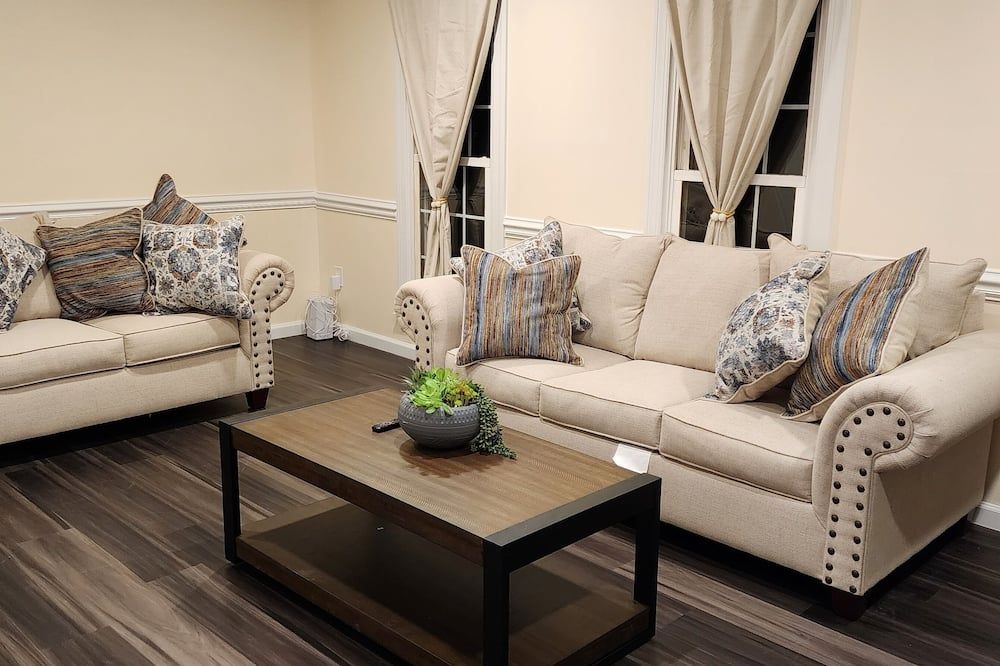 Living room view of Charming Townhouse in Germantown, MD - Sleeps 10