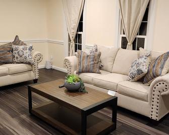 Charming Townhouse in Germantown, MD - Sleeps 10 - Germantown - Living room