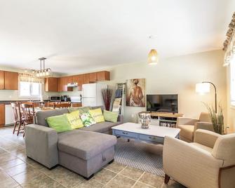 Kosecki Klubhouse- Hot Tub, Fire pit, large yard - Port Burwell - Living room
