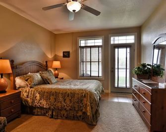 Unit 411b 1bd/ 1ba Efficiency Condo 1 Bedroom Condo by RedAwning - Birchwood - Habitación