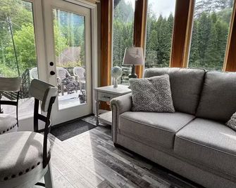 Stilaguamish River Get Away - Arlington - Living room