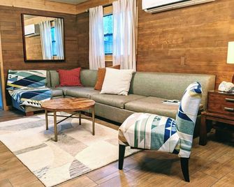 Loblolly Pines Adventure Camp -Camphouse - Eureka Springs - Huiskamer