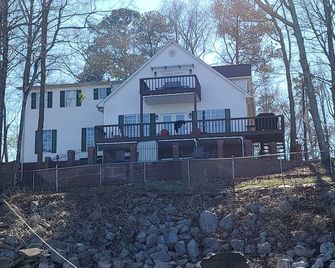 Makin Memories: With Dock/Hot Tub/Cable Internet - Cullman - Building