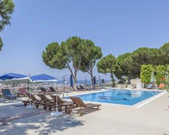 My Solmaz Hotel - צזמה - בריכה