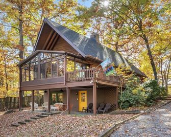 Log Cabin w/ Hot Tub & Waterfront Patio! - Harpers Ferry - Building
